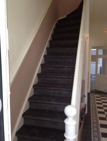 Klassieke trap donker tapijt