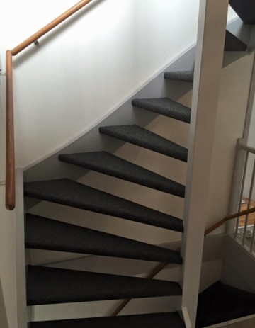 Open trap met tapijt bekleed